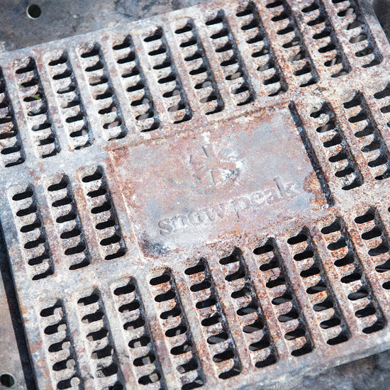 Snow Peak Fireplace Coal Bed L – Gusseiserner Kohleeinsatz für gleichmäßige Hitze