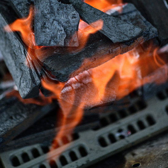 Snow Peak Fireplace Coal Bed L – Gusseiserner Kohleeinsatz für gleichmäßige Hitze